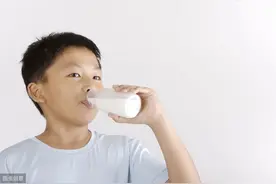 听张文宏教授的话，要多喝牛奶！什么时间喝最好？喝哪种牛奶好？图片