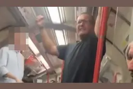 英国富二代地铁撒泼，还让同车黑人乘客滚回非洲，被一拳打倒在地图片