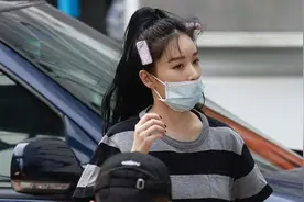 阚清子穿衣真接地气！运动风造型很随性，头上挂着卷发棒就敢出门图片