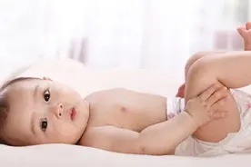 晚上宝宝睡觉，要不要穿纸尿裤？摘掉纸尿裤，宝妈：太难了图片