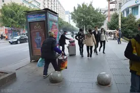 老人捡了个装满化妆品的“废纸箱”，卖了5毛钱，法院判赔上万元图片