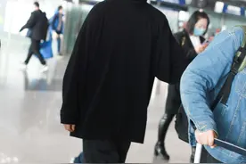 刘昊然穿黑色高领T搭配工装裤现身，斯文儒雅是乖巧男孩子图片