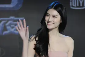 何穗出场的各种穿搭是不是很耐看，其实是人也长得比较漂亮图片