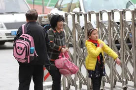 “不要替孩子背书包”，校长劝告引家长争议，这不是溺爱图片