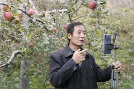 59岁老汉不怕人笑话：田间玩直播月入万元，给儿子买车买房图片