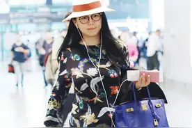 李湘真是"葫芦身材"，一身印花用黑底衬着不显胖，气质好优雅图片