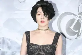 小个子穿搭就服“小S”，黑色蕾丝连衣裙配贝雷帽，超模气场惊艳图片
