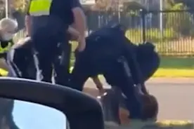 澳大利亚警察暴力执法？执法过程中袭击男子头部至其昏迷图片