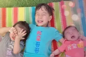 郭晶晶的三胎女儿终于公开像波妞一样漂亮，小手拉着哥哥衣角超萌图片