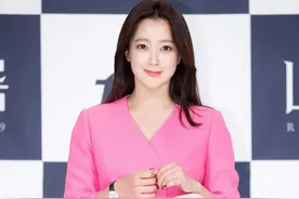 不愧是韩国第一美女，金喜善42岁挑战芭比粉，皮肤嫩滑哪像中年人图片