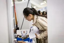 高学历人才生存也很不易？来自博士毕业生的抱怨，工作辛苦待遇差图片