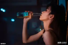 21岁女孩被逼凌晨从17楼跃下，因为借了网贷，她真的活该吗？图片