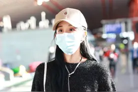 海陆穿黑色针织衫搭配格纹裤子现身，满满的青春有朝气图片