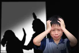 3岁男孩犯错，被妈妈当街狠踹，不懂情绪管理的父母养不出好孩子图片