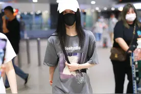 鞠婧祎灰色字母T恤+短靴+棒球帽活力休闲图片