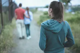 给天底下父母的忠告：儿女迟迟不结婚，告诉你正确的做法图片