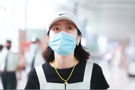 周雨彤穿着白色背带装好温柔，一袭穿搭简单惹人爱图片