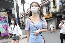 林思意这身穿搭真清纯！牛仔吊带裙+泡泡袖衬衫，少女感十足图片