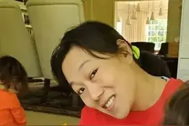 扎克伯格35岁华裔妻子真不丑！素颜给老公理发，年轻时心机深似海图片