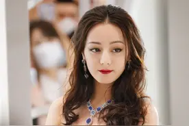 迪丽热巴现身上海，身穿抹胸礼服裙性感美艳，一举一动千娇百媚图片