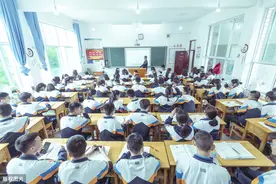 神回复：最后那一排的同学，你不听也不要影响其他人图片
