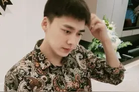 35岁的李易峰将"渣男风"带火了，短发配花衬衫，不老套反而帅气图片