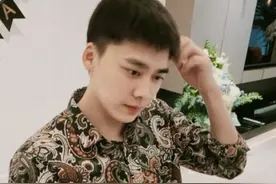 35岁的李易峰将"渣男风"带火了，短发配花衬衫，不老套反而帅气图片