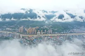 湖北襄阳：航拍保康县城风光，云雾蒸腾，美不胜收图片