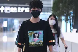 大张伟黑色印花潮牌T，裤子选择渐变色裤子，他的潮流很难模仿吧图片