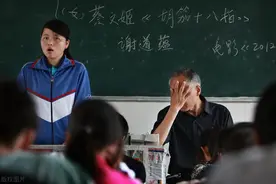 23岁老师长一张娃娃脸，常被家长误认小学生，网友：够亲切图片