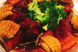 泰国大葱虾汤、香辣猪脆骨、红烧鱿鱼五花肉、菌菇三黄鸡图片