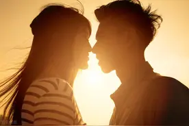 为什么男女接吻时候习惯性的闭上眼睛？图片