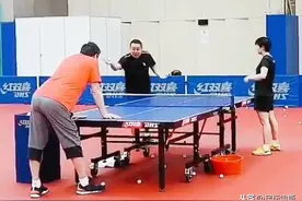 刘国梁训导孙颖莎遭顶嘴，球迷调侃莎莎胆肥 李隼双手按球台围观图片