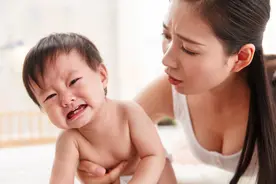 年轻爸妈给宝宝把屎把尿，这3种危害！还真比不上尿不湿图片