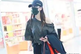 Baby造型又翻车？露肩T配五分裤骑士靴，168穿出了小短腿图片