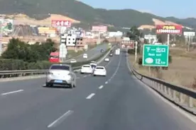 高速上突遇前车急刹怎么办？交警：这是唯一保命的办法，相互转告图片