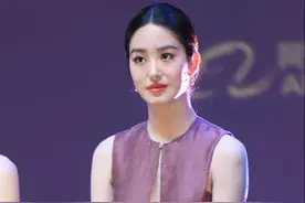 杨采钰身材匀称又有“料”，穿水滴状镂空连衣裙亮相，气质好惊艳图片