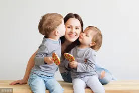 为什么宝宝总喜欢黏着妈妈？当得知原因后，当妈的再辛苦也值了图片