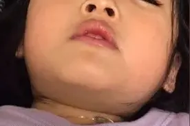 表情包：刚睡醒什么事图片