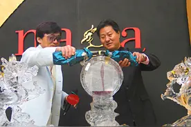 揭秘成龙豪宅拍卖真正原因？代言费抵房款，与开发商合影照片曝光图片