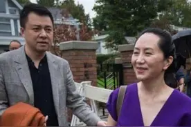 孟晚舟老公低调又帅气，穿灰色西装默默护妻，用行动体现男人担当图片
