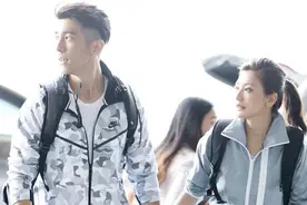 贾静雯修杰楷秀恩爱，都穿运动服配打底裤走机场，全程牵手太虐人图片