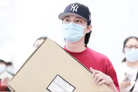 尹正现身机场，手拿高达玩具爱不释手，还是长不大的孩子？图片
