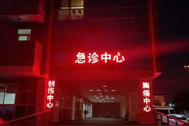 奇怪！扬州女子脚背没有外伤也没有扭伤，却疼得动不了图片