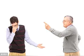 因为一念之差，村里的两个老男人，过着截然不同的晚年图片