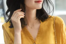 上身微胖的女人别穿黑，试试“姜黄色”v领上衣，显文艺图片