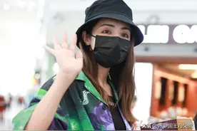 街拍：麦迪娜穿印花衬衫配牛仔短裤搭时尚短靴，尽显摩登休闲图片