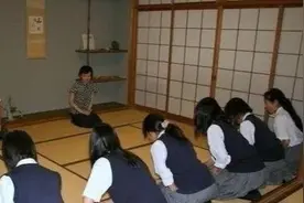 日本人进屋要脱鞋，遇到“脚臭”怎么办？日本小姐姐说出了方法图片