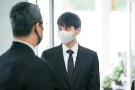 Taew爸爸追悼仪式现场照曝光，Yaya与男友神情凝重！道妹落泪图片