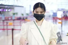 阚清子被经纪人逼着减肥后现身，穿白西装高筒靴，腿确实要减减了图片